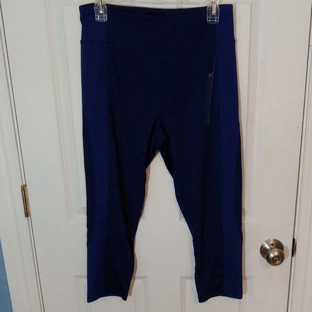 Cropped blue leggings